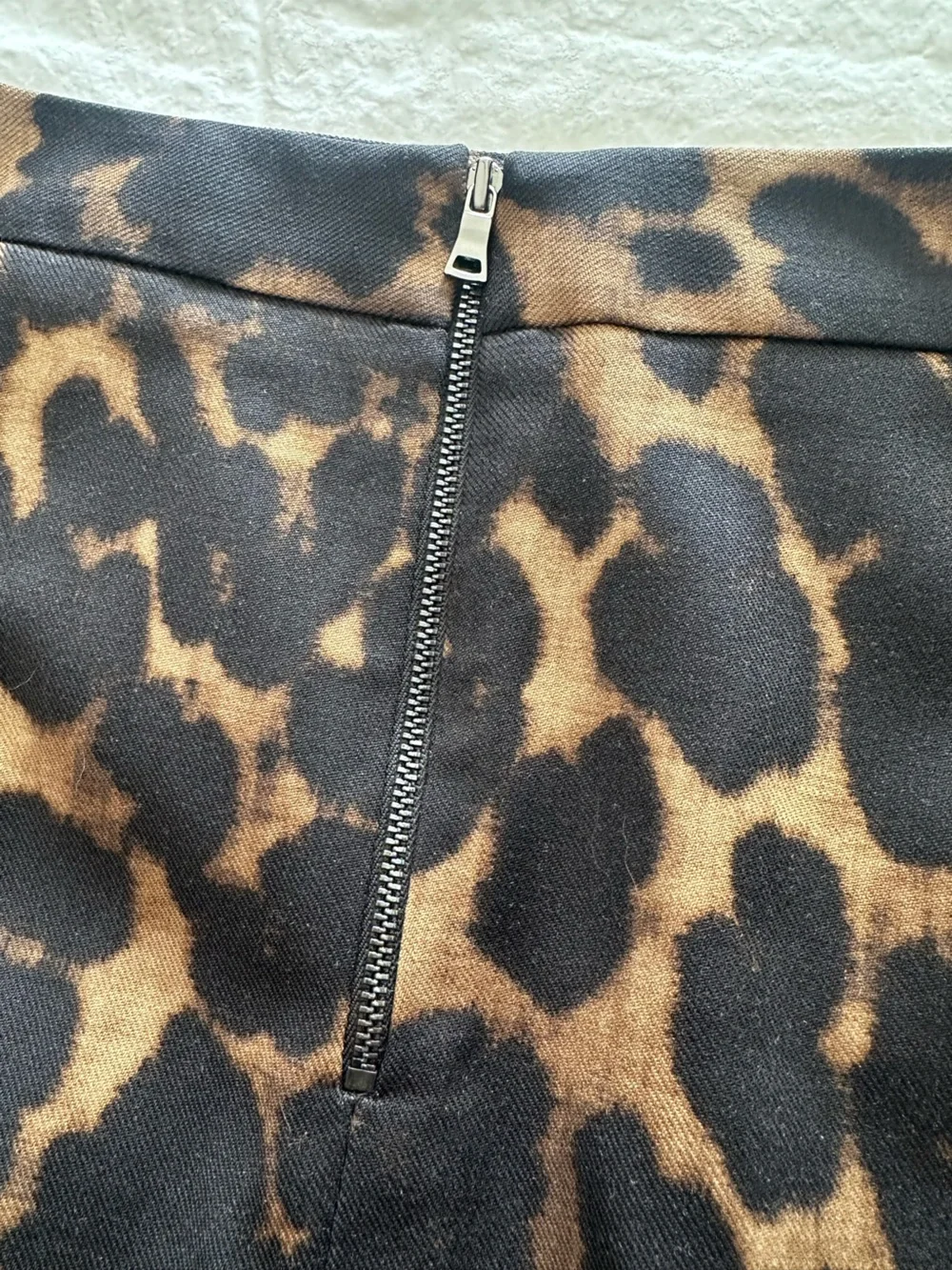 Elie Tahari Leopard-Print Pencil Skirt in Black and Brown, size 8 - Picture 9 of 15